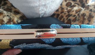 Clutch elegante negro con lentejuelas y bordados