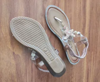 SANDALIAS DORADAS CON PEDRERÍA