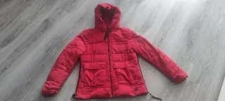 Chaqueta roja acolchada con capucha