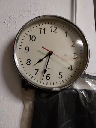 Reloj de Pared Quartz Plateado y Blanco