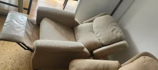 Sofá y sillón reclinable beige