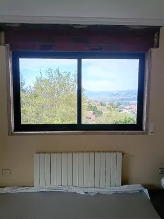 Ventana de aluminio verde con doble cristal.