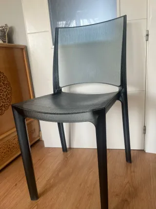 Sillas transparentes negras y blaca