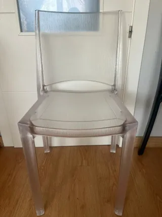 Sillas transparentes negras y blaca