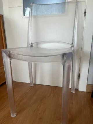 Sillas transparentes negras y blaca