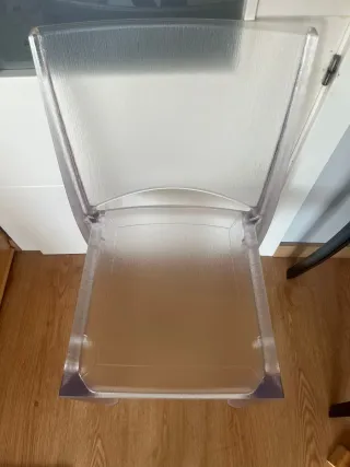 Sillas transparentes negras y blaca