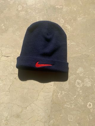 Gorro Nike Azul Marino con Logo Rojo