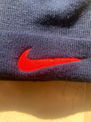 Gorro Nike Azul Marino con Logo Rojo