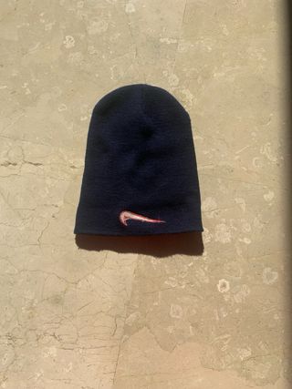 Gorro Nike Azul Marino con Logo Rojo
