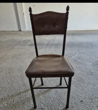 8 sillas antiguas de piel y hierro
