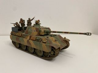 1:35 Built German Panther G with Figures