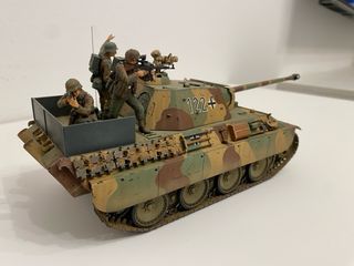 1:35 Built German Panther G with Figures