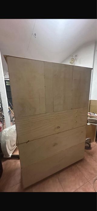 Mueble de madera y cristal beige