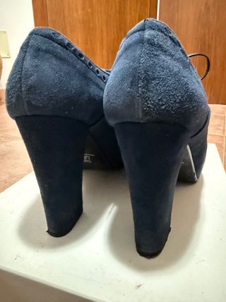 Scarpe scamosciate blu con tacco alto