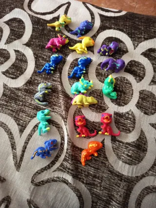 Dinosaurios Kinder  2 euros unidad