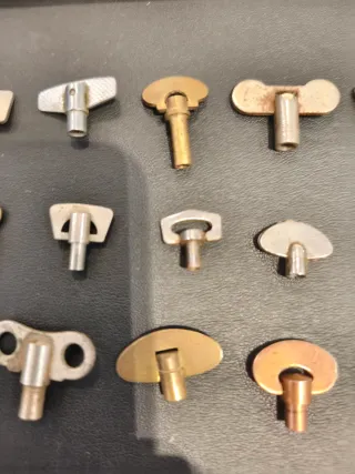 Lote 30 llaves despertador antiguo