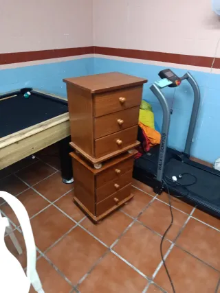 Mesita de noche de madera