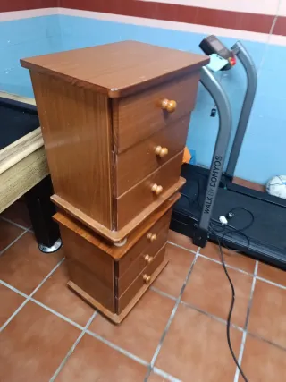Mesita de noche de madera