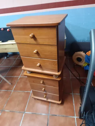 Mesita de noche de madera