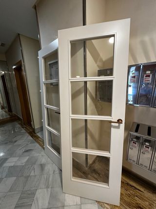 Puerta madera maciza acristalada