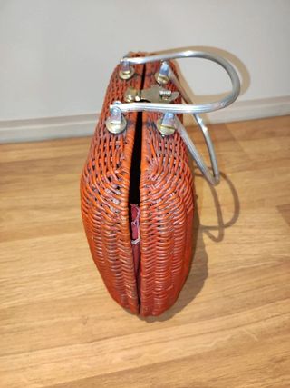 Bolso vintage de mimbre rojo hecho en Hong Kong.