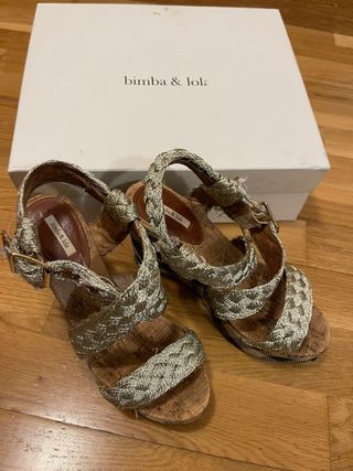 Sandalias cuña Bimba & Lola doradas