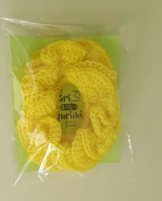 Coletero hecho a mano amarillo