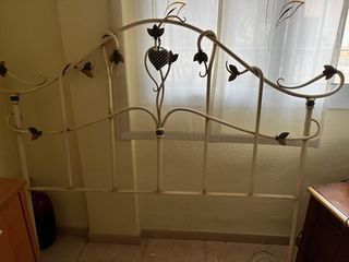 Testata in ferro battuto bianco con dettagli floreali