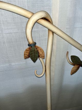 Testata in ferro battuto bianco con dettagli floreali