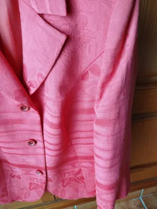 Traje de chaqueta y falda rosa T.52