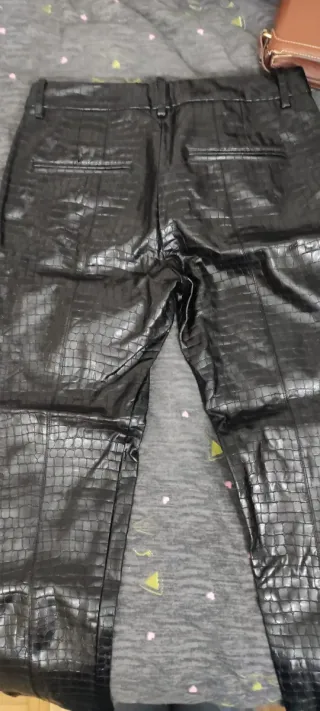 Pantalón Zara efecto piel serpiente negro