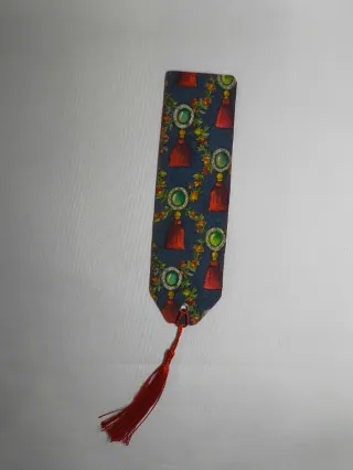 Marcapáginas con borla y diseño de gemas