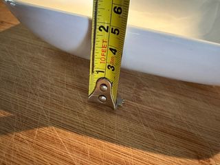 Fuente de cerámica blanca con asa