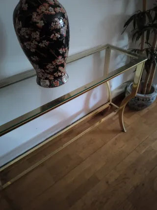 Consola dorada de aluminio y cristal