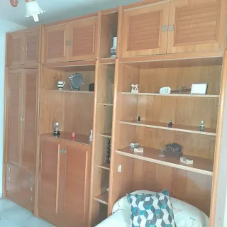 Mueble de madera marrón