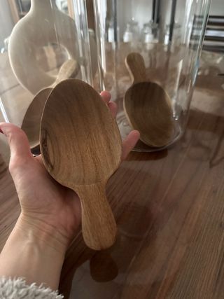 Barattoli di vetro con cucchiai in legno
