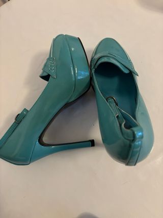 Zapatos de tacón azul verdoso