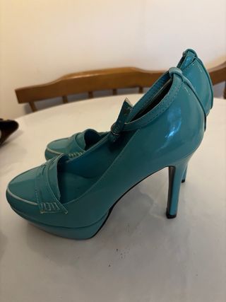 Zapatos de tacón azul verdoso