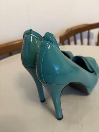 Zapatos de tacón azul verdoso