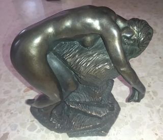 Figura bañada en bronce de mujer desnuda