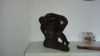 Figura bañada en bronce de mujer desnuda