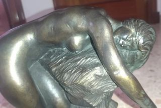 Figura bañada en bronce de mujer desnuda