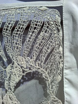 Vestido blanco con calavera de encaje