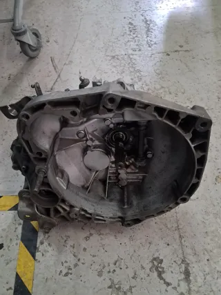 Caja de cambios manual r.kangoo ref en la foto.