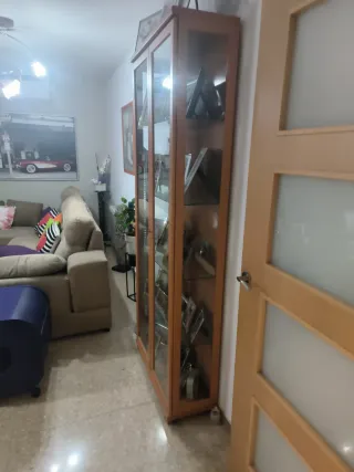 Vitrina de comedor de madera y cristal