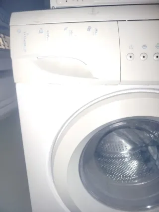 Lavadora blanca poco usada