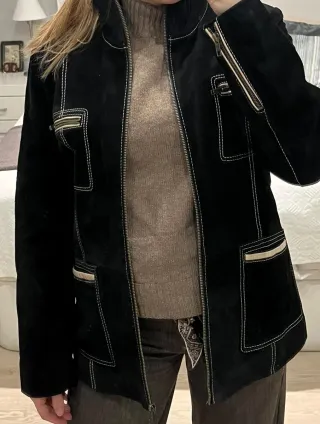 Chaqueta ante negra con pespuntes beige