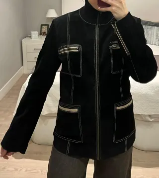 Chaqueta ante negra con pespuntes beige