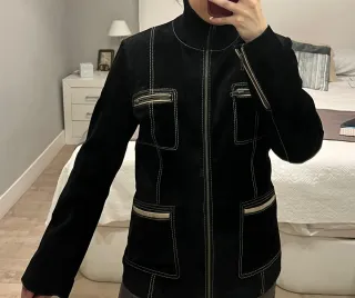 Chaqueta ante negra con pespuntes beige