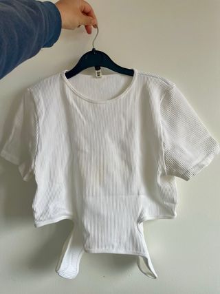 Top blanco con detalle lateral